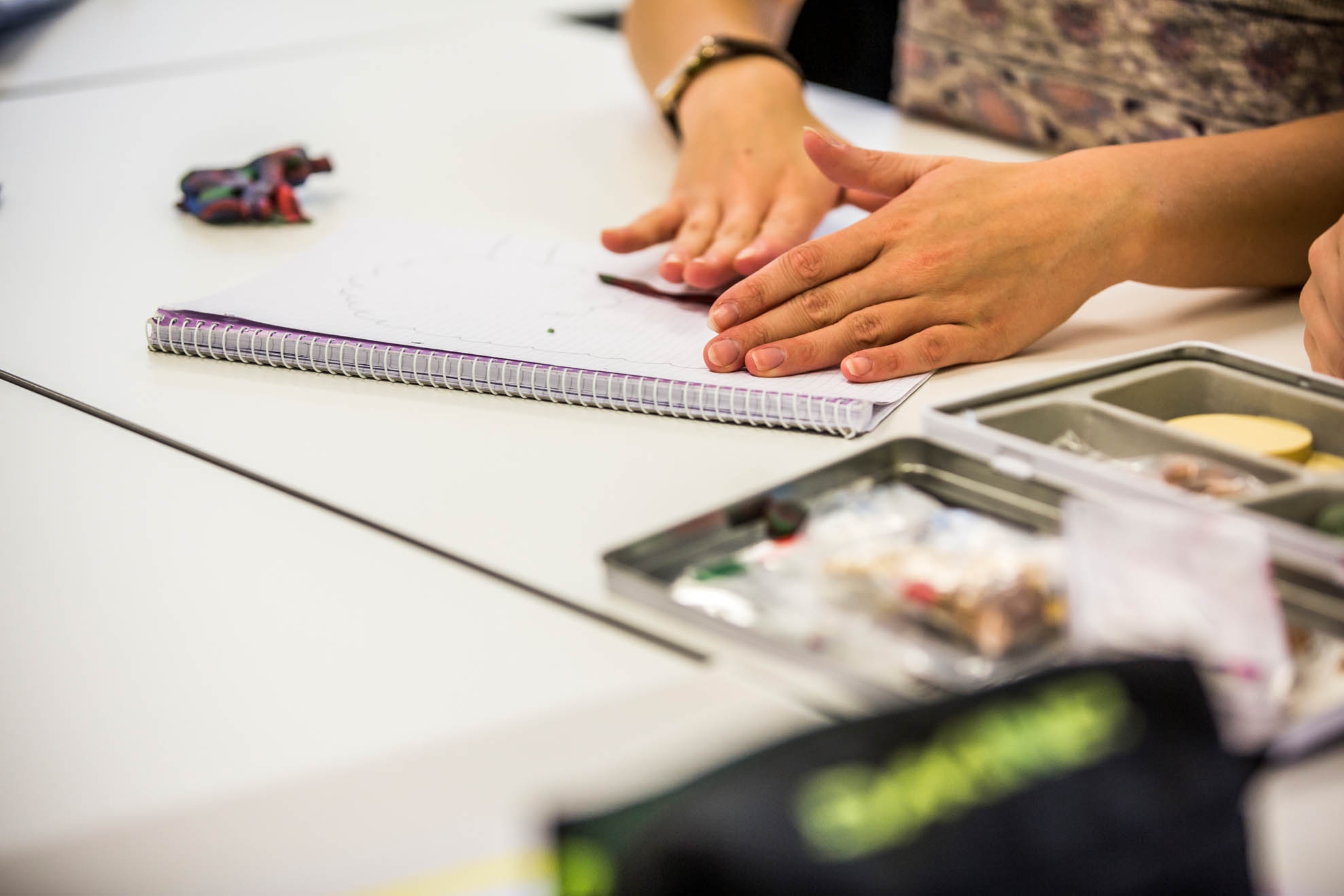 عمل اليدين مادة قابلة للتشكيل على سطح الطاولة