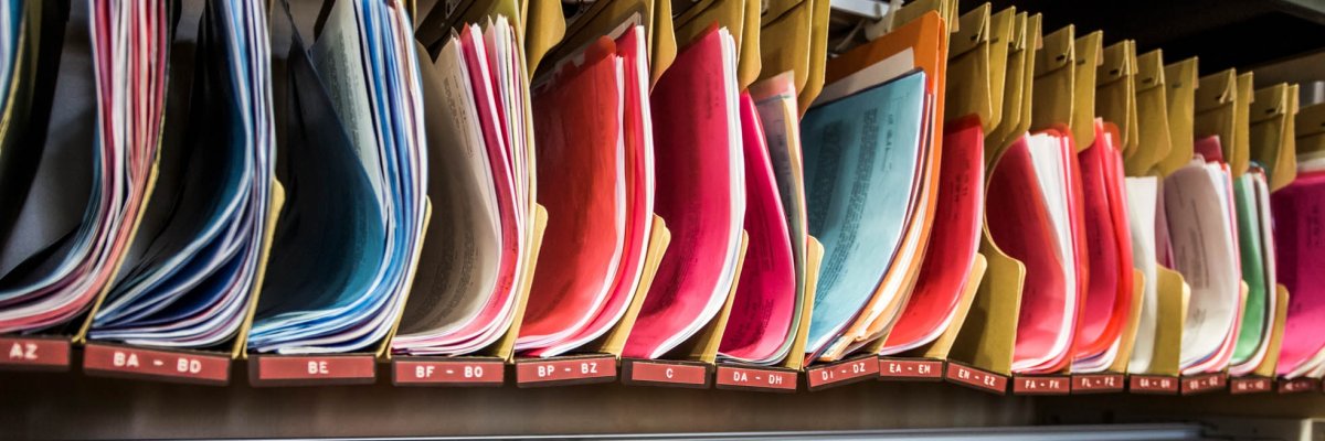 ملفات معلقة متعددة الألوان معلقة على الرف
