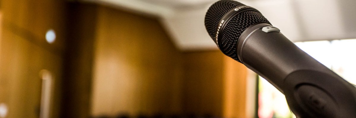 ميكروفون في غرفة الاجتماعات