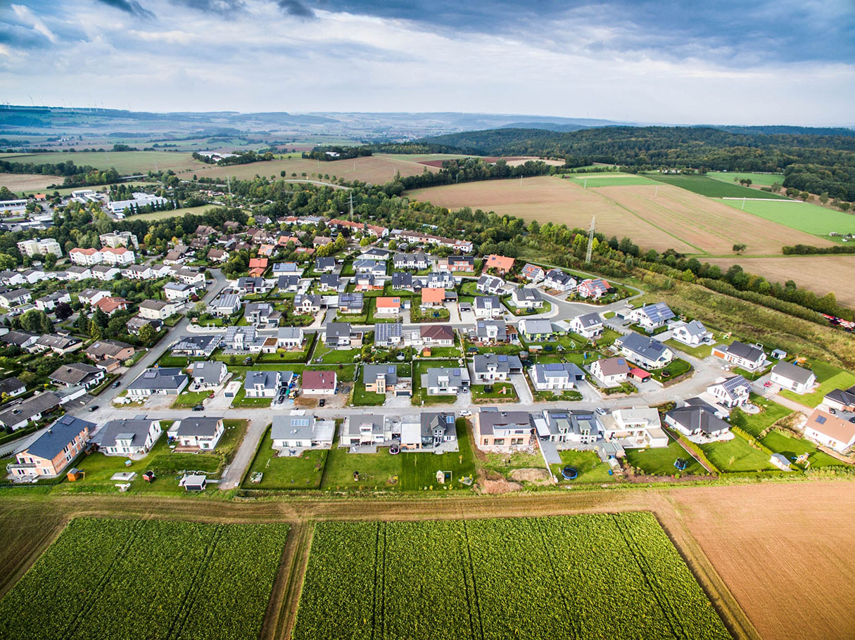 Въздушен изглед на жилищна кооперация в покрайнините на селото