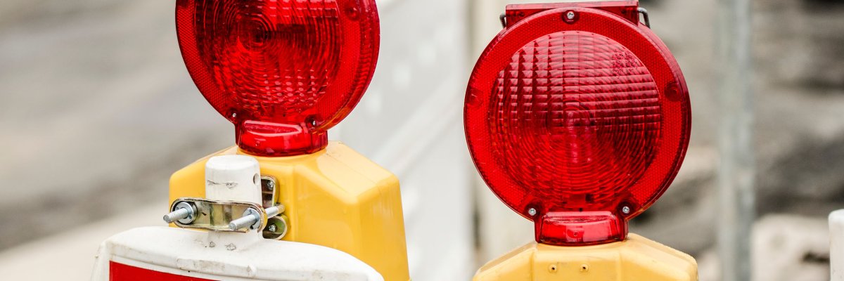 Две предупредителни светлини за строителство на пътища