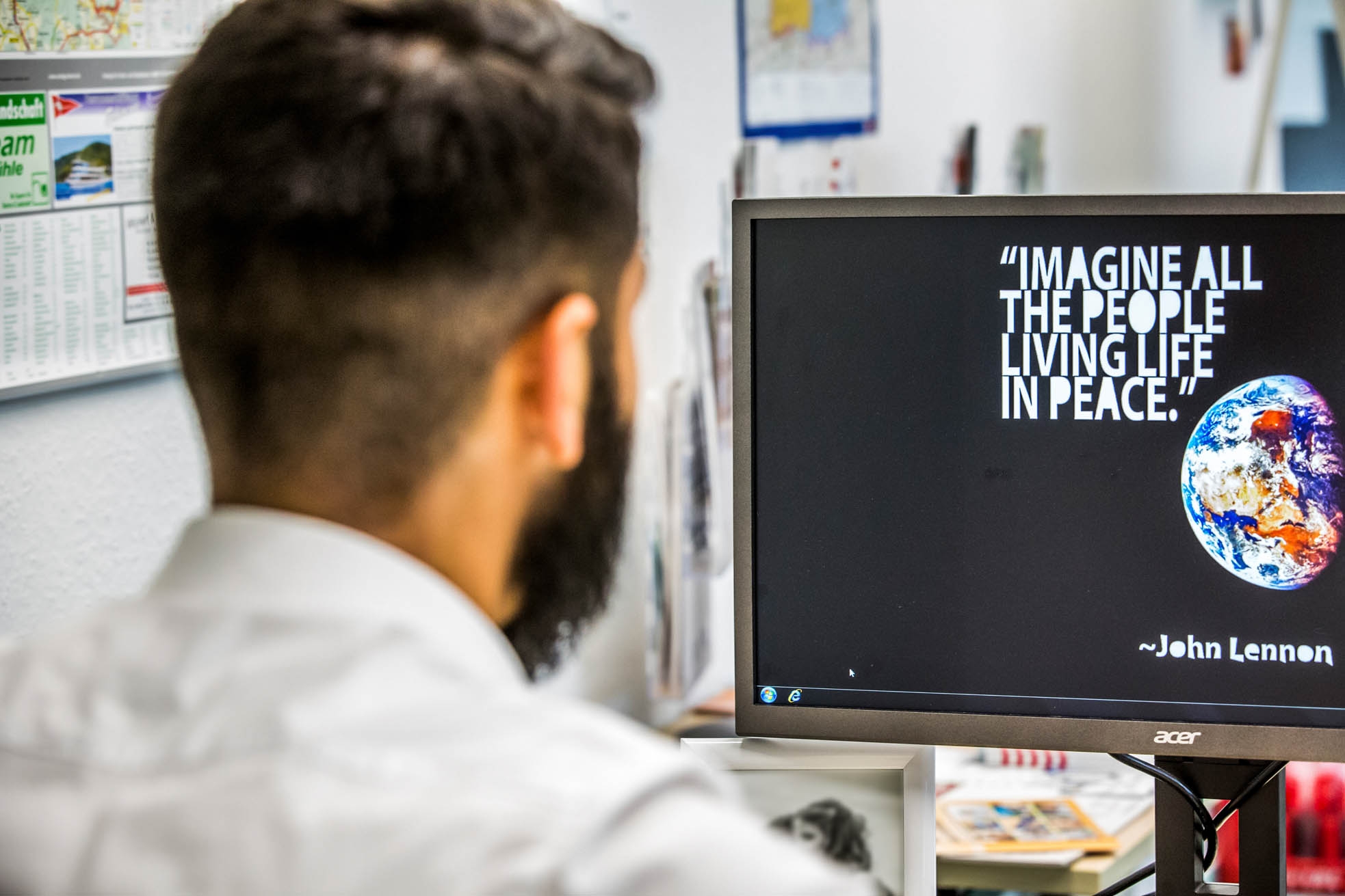 Интеграция Служителят по случая в офиса на бежанците работи на компютър