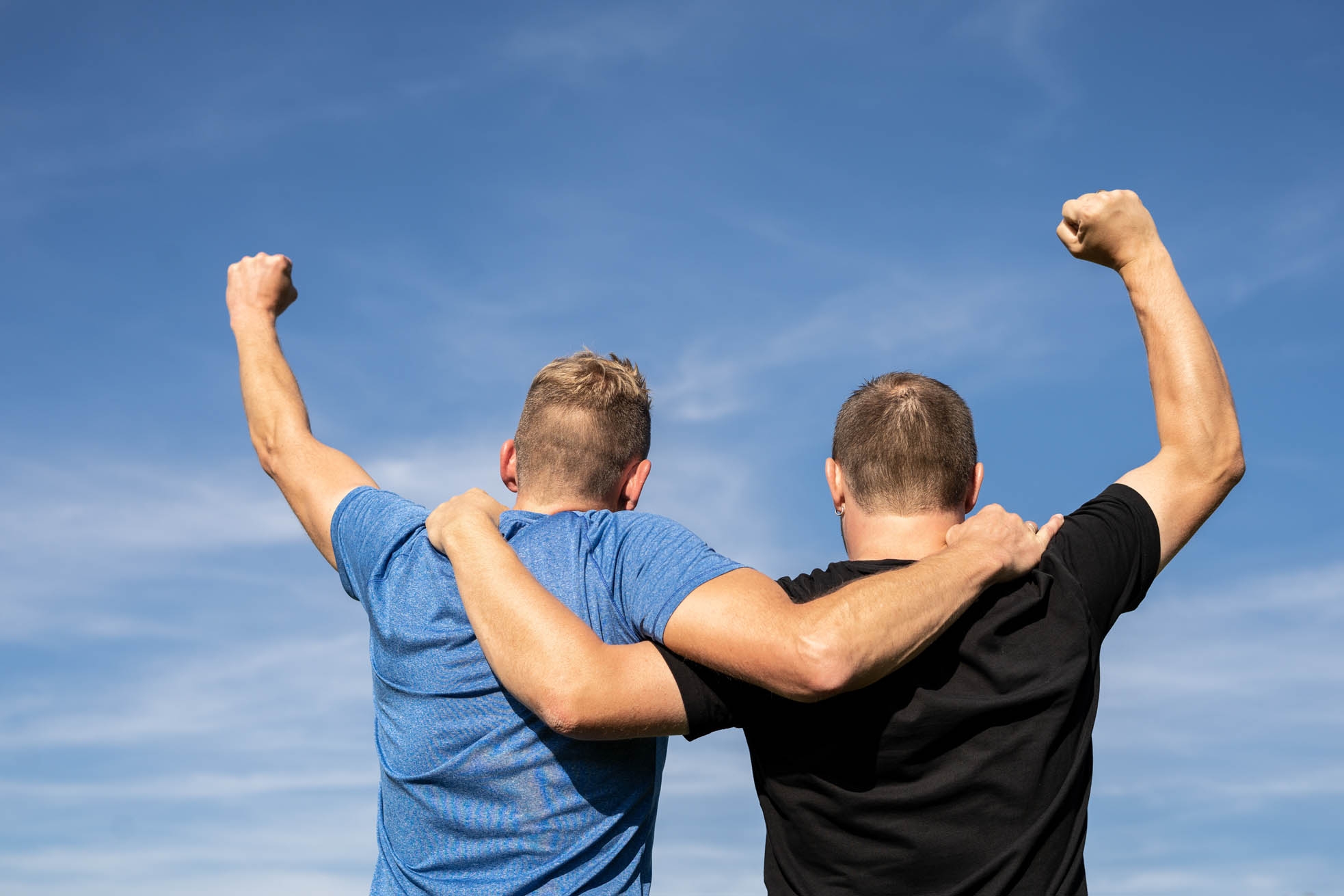 Спорт Заден изглед на двама мъже в победна поза