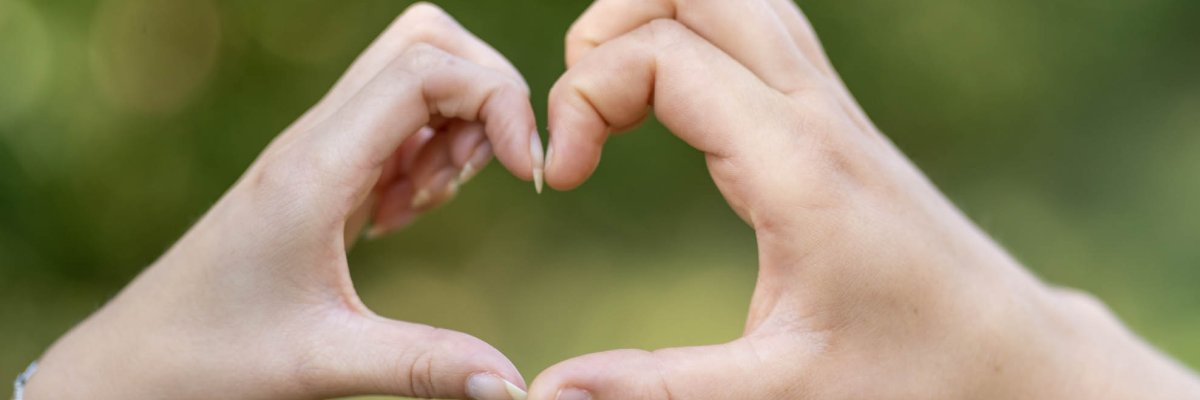 Two hands form a heart with fingers