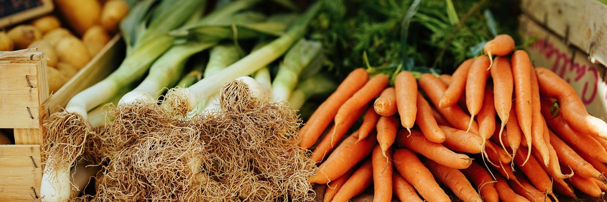 Carrot bunch and leek bunch in a farm shop