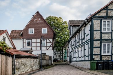 narrow street with half-timbered houses on the right and straight ahead in the middle of the picture