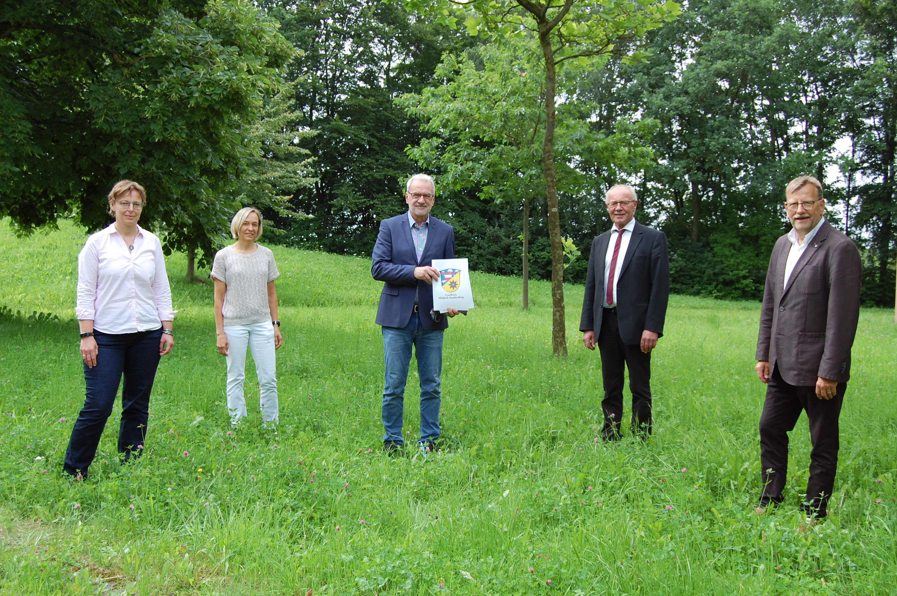 Deputy District Head of Youth Services Birthe Garthe, Head of Department Vocational Training Centre Heide-Rose Barbe, Chief Executive of the District Chamber of Crafts Gerhard Brühl, District Administrator Dr Reinhard Kubat and District Office Manager Andreas Mann are pleased that the "Durchstarter" project can continue.