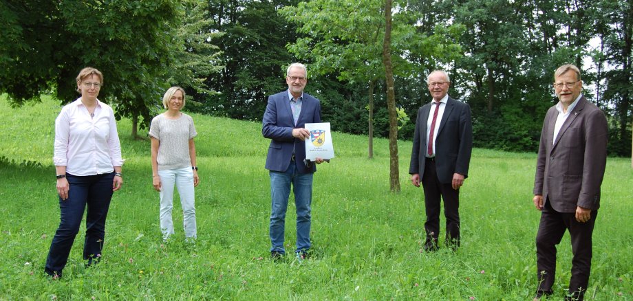 Deputy District Head of Youth Services Birthe Garthe, Head of Department Vocational Training Centre Heide-Rose Barbe, Chief Executive of the District Chamber of Crafts Gerhard Brühl, District Administrator Dr Reinhard Kubat and District Office Manager Andreas Mann are pleased that the "Durchstarter" project can continue.