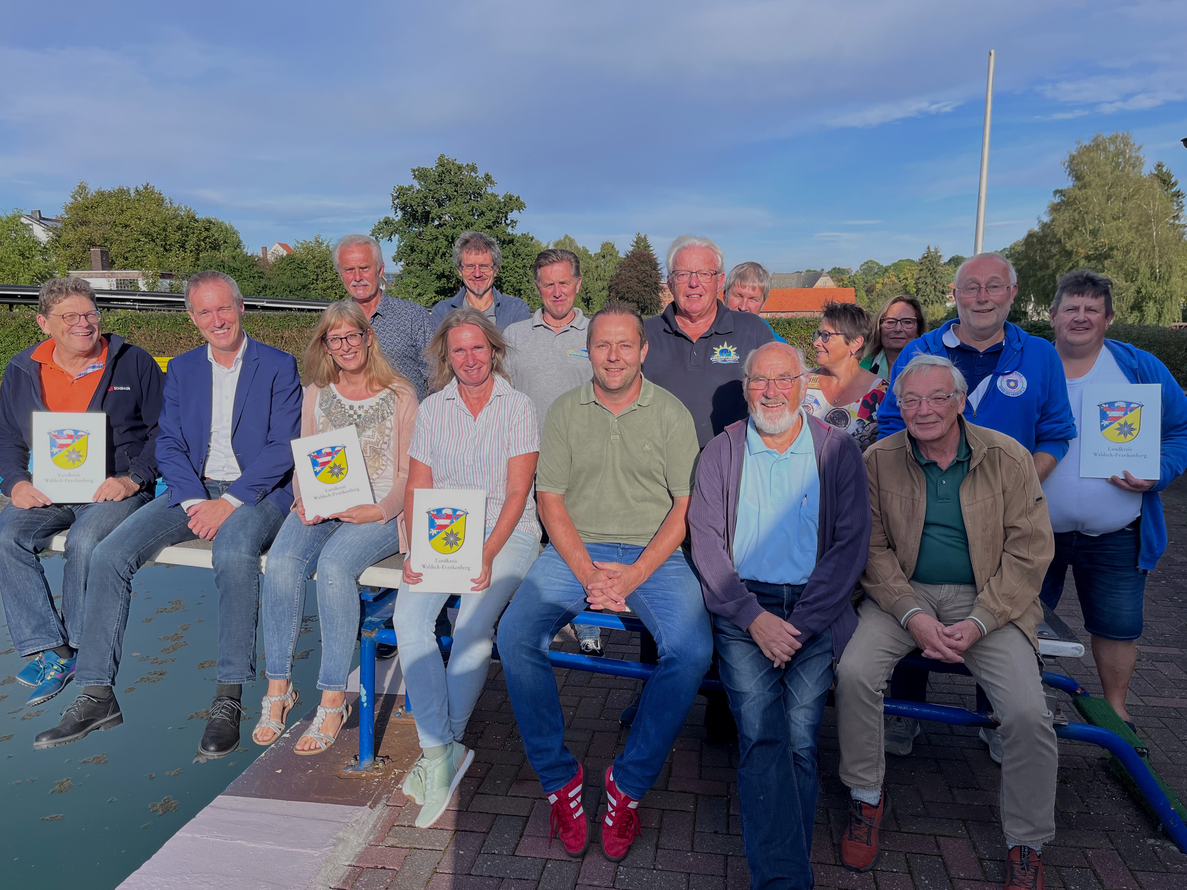 District Administrator Jürgen van der Horst together with the representatives of the voluntary swimming pool associations at the handover of the funding decisions.