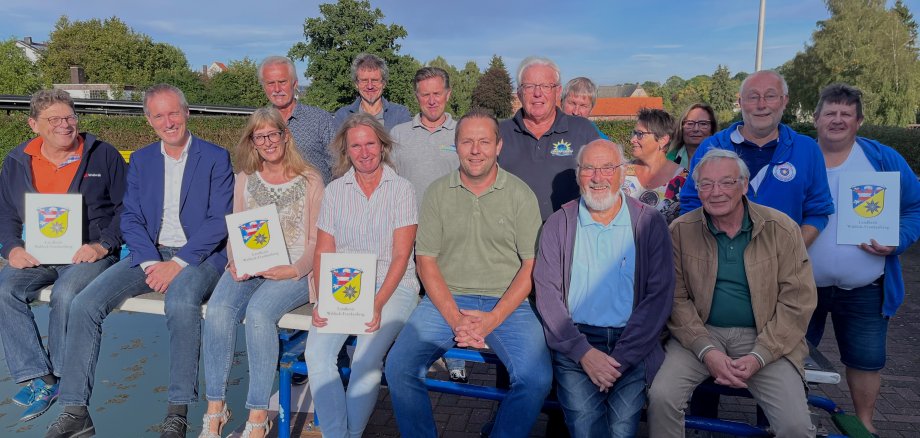 District Administrator Jürgen van der Horst together with the representatives of the voluntary swimming pool associations at the handover of the funding decisions.