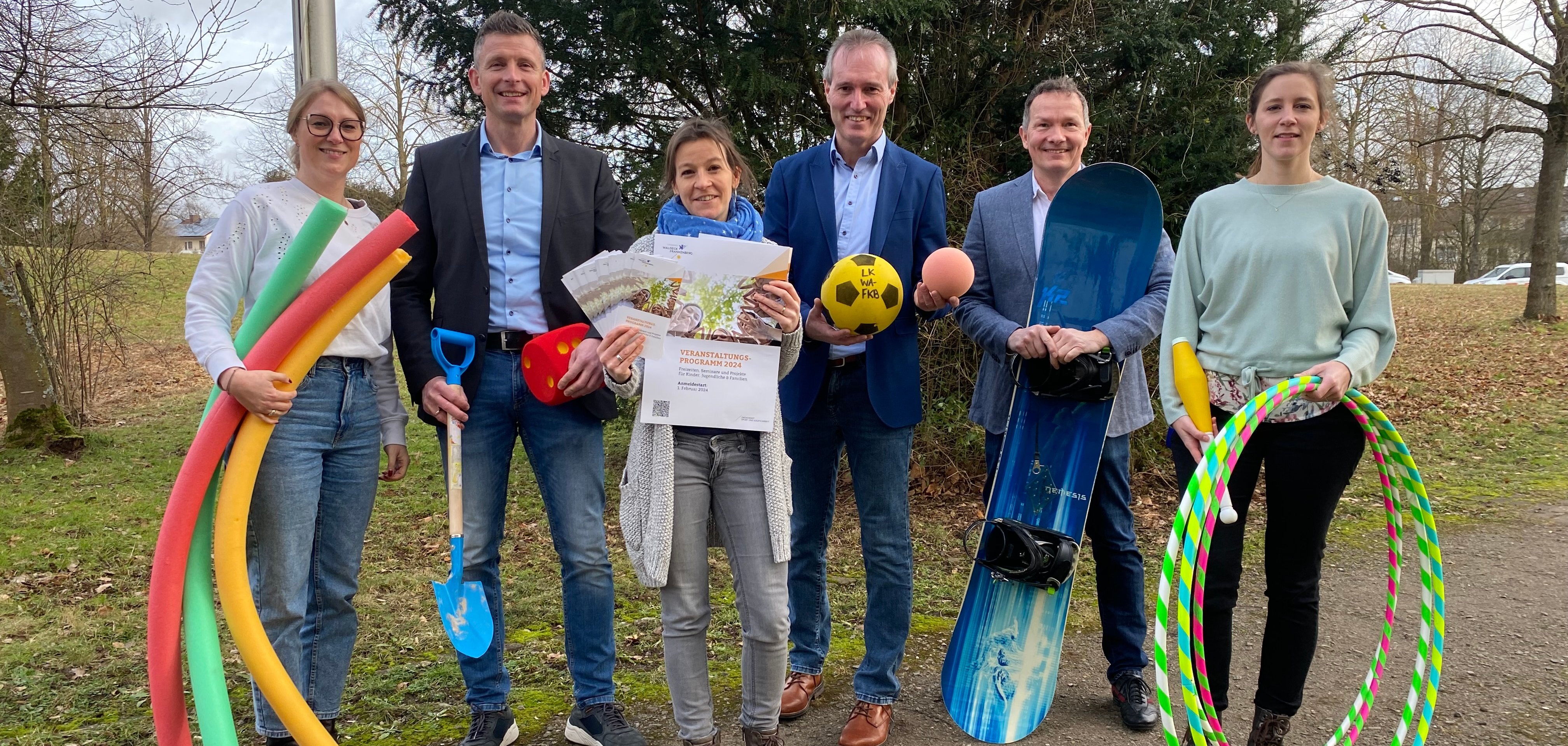 Head of the village Hartmut Fischer, District Administrator Jürgen van der Horst, Silke Tielke from the Geopark, Mayor Hendrik Vahle and Deputy Head of the village Hans-Georg Fischer in front of the hollow chamber on the new GeoPath near Lütersheim. Photo: District of Waldeck-Frankenberg