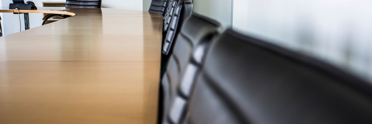 اتاق KA صندلیها زیر میز هل داده شدند