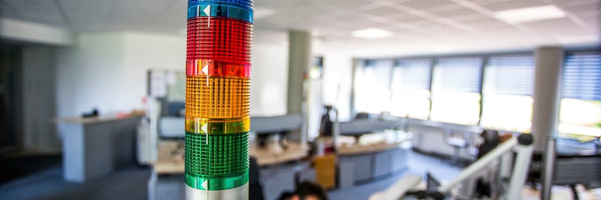 مرکز کنترل نمایی از بالا به داخل یک دفتر با تعداد زیادی کامپیوتر و صفحهنمایش