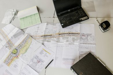 Bina planları Birçok inşaat planı masanın üzerinde duruyor