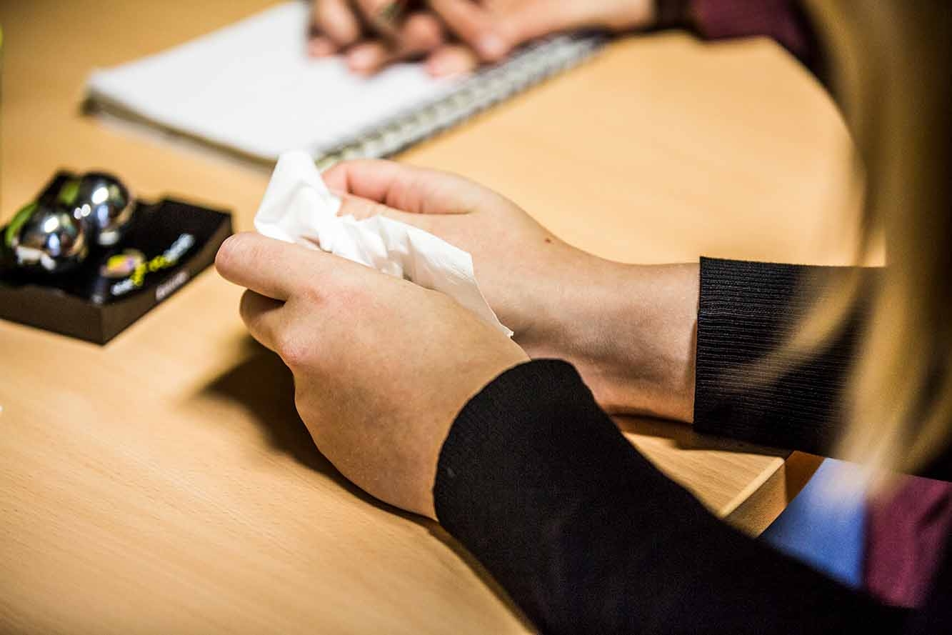 Eller bir mendili buruşturur.