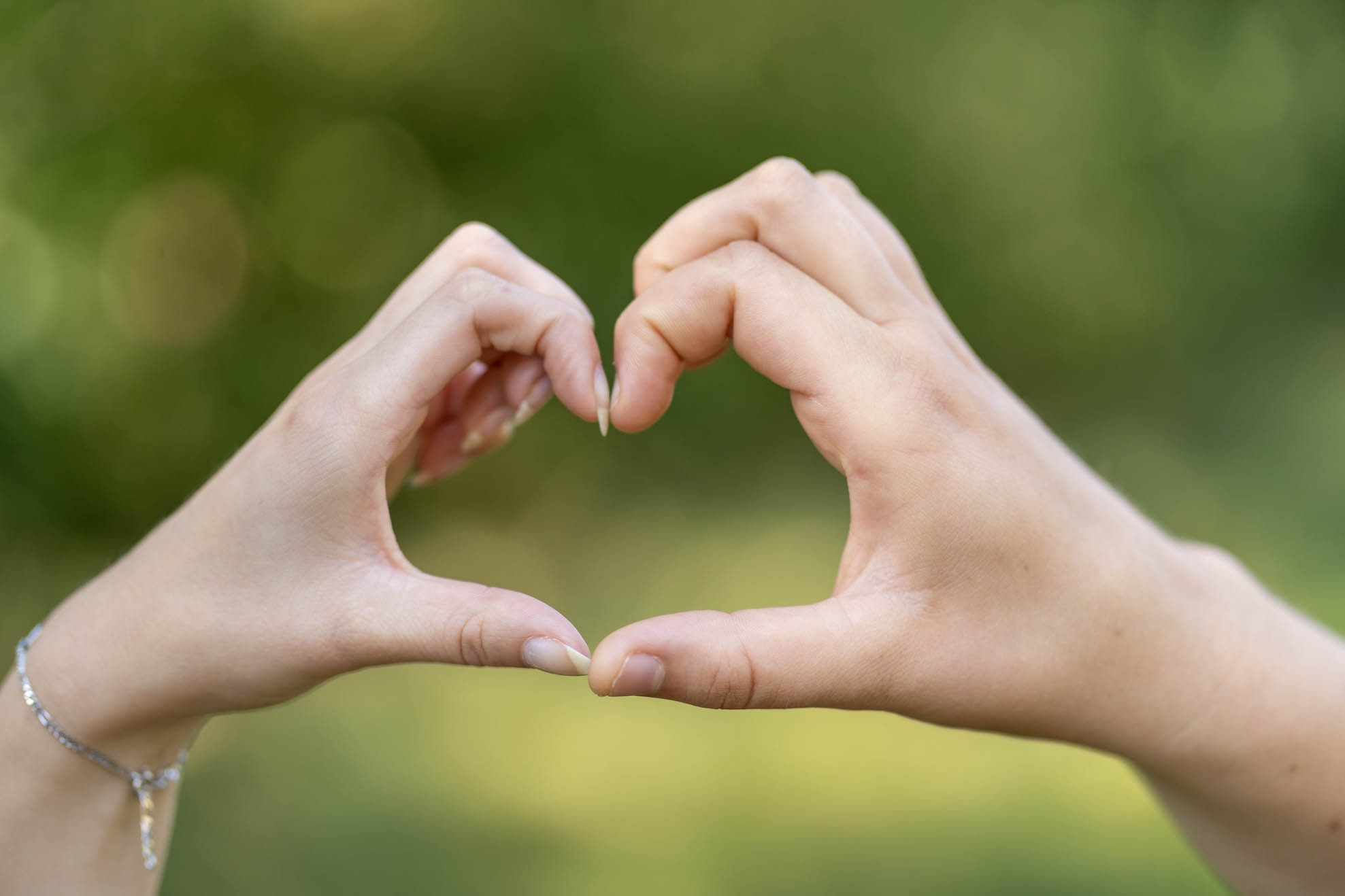 Kalp Eller İki el parmaklarıyla bir kalp oluşturur