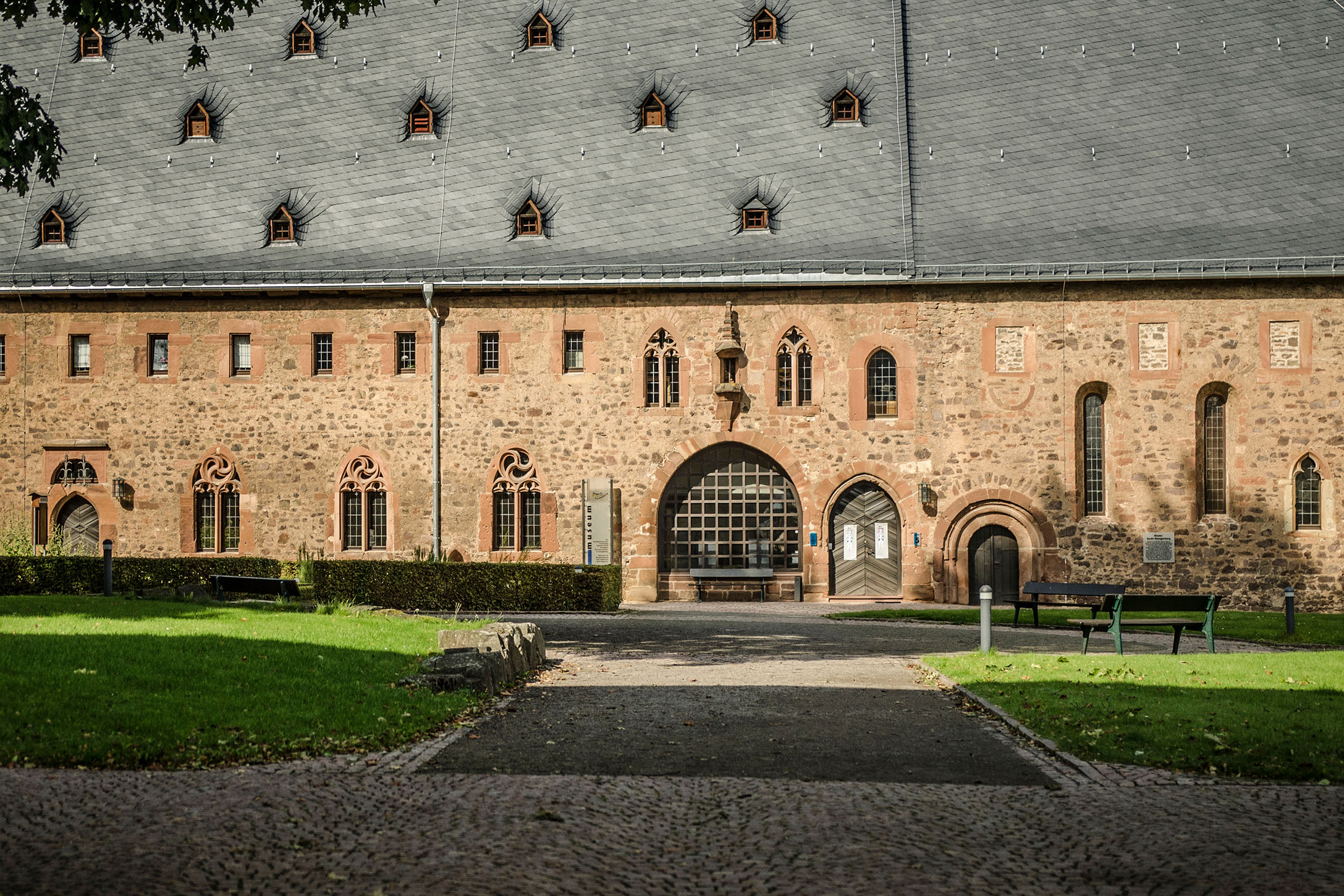 Eski bir manastır binasının önündeki bir evin görünümü