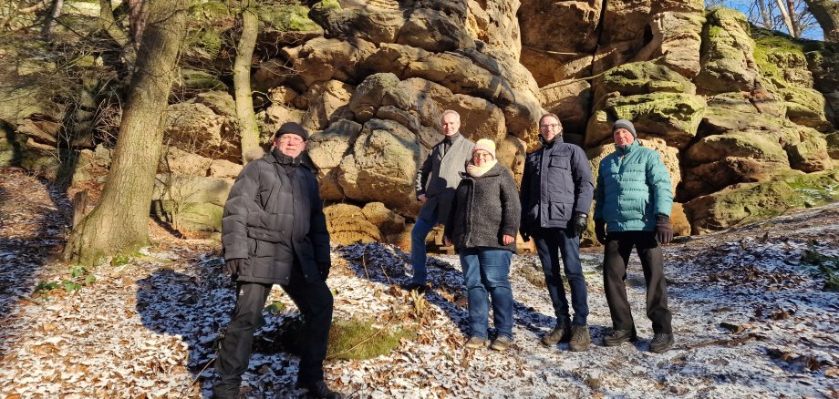 Köy Muhtarı Hartmut Fischer, Bölge Yöneticisi Jürgen van der Horst, Jeopark'tan Silke Tielke, Belediye Başkanı Hendrik Vahle ve Köy Muhtar Yardımcısı Hans-Georg Fischer Lütersheim yakınlarındaki yeni GeoPath üzerindeki oyuk odasının önünde. Fotoğraf: Waldeck-Frankenberg Bölgesi