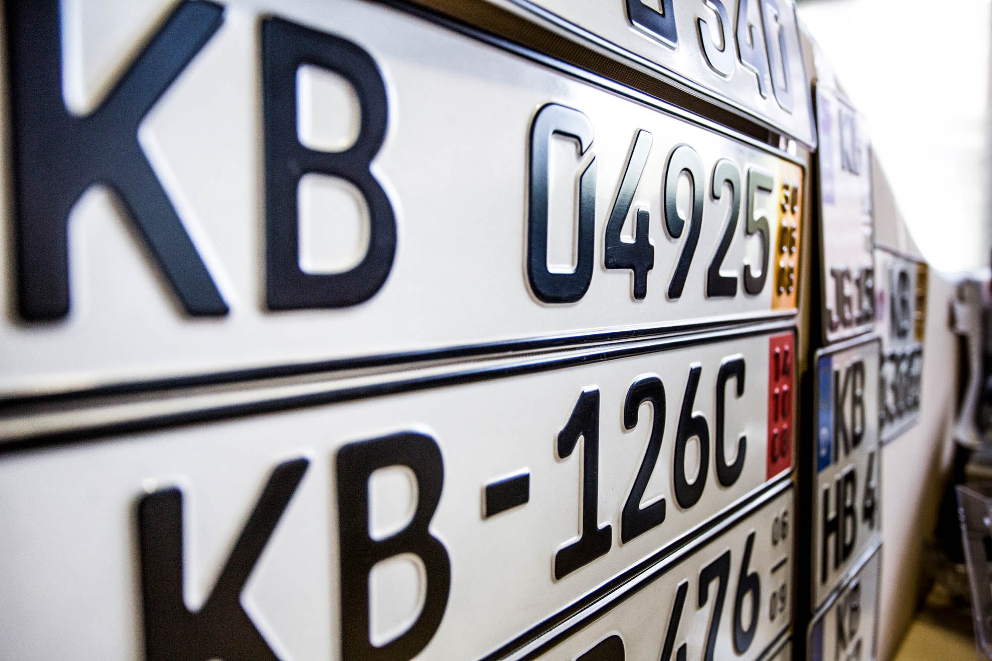 Кілька реєстраційних номерів автомобілів, що починаються на KB