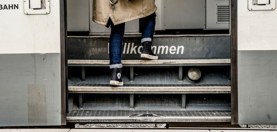 Einstiegsbereich eines Zuges mit Beinen einer einsteigenden Person