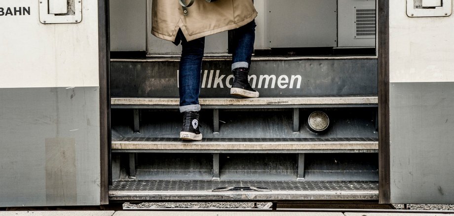 Einstiegsbereich eines Zuges mit Beinen einer einsteigenden Person