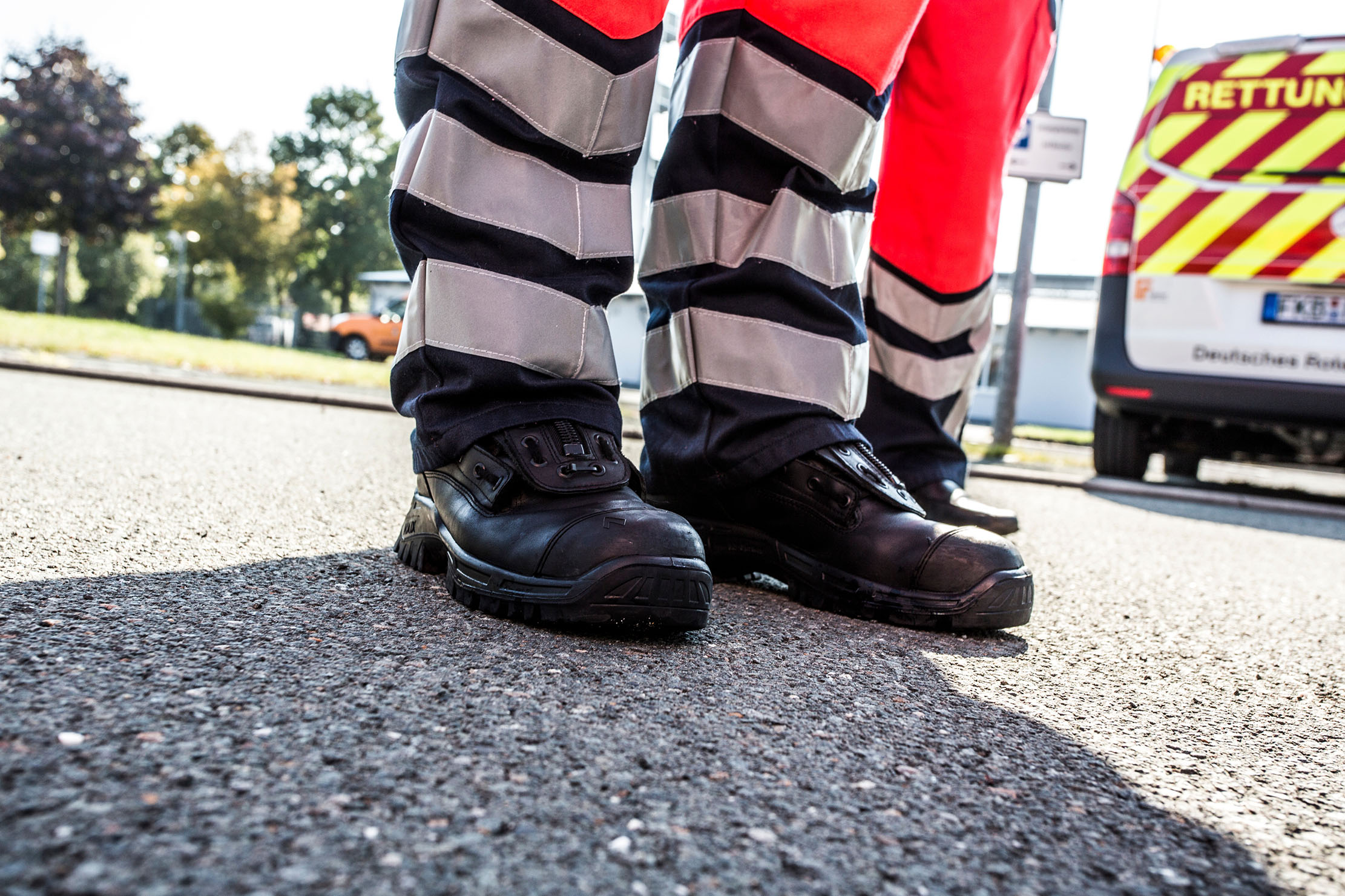 Beine und Schuhe eines Rettungssanitäters