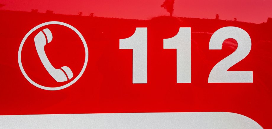 Weißes Telefonsymbol und Notrufnummer 112 auf rotem Grund