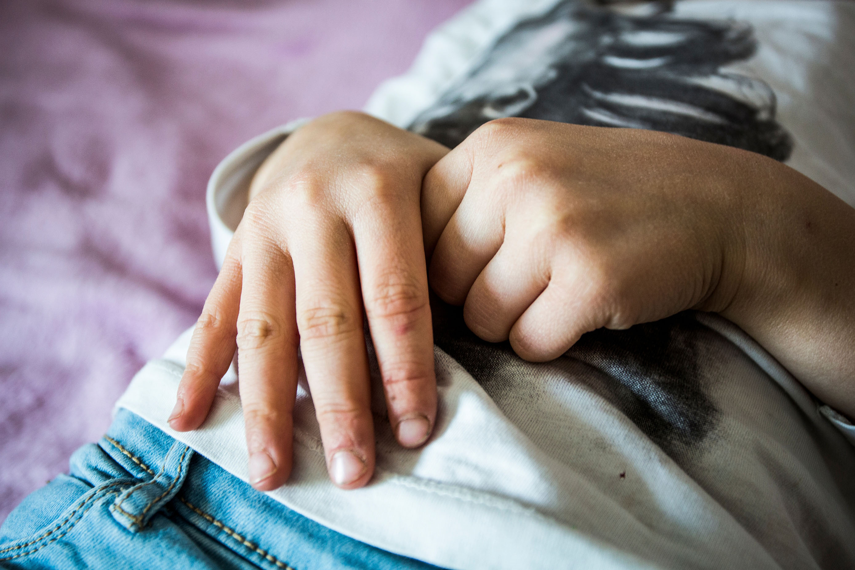 Bauchhalten Ein Kind hält sich den Bauch