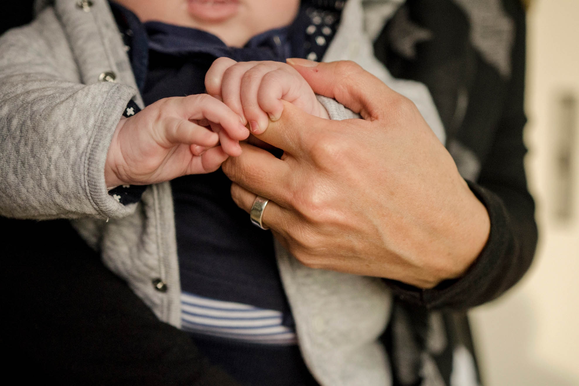 Kleinkind Eine Mutter hat ihr Baby an sich gedrückt
