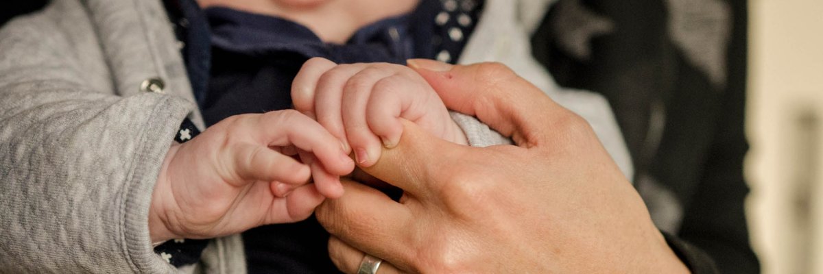 Eine Mutter hat ihr Baby an sich gedrückt