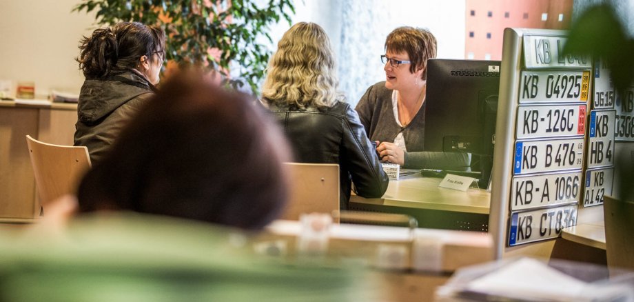 Landrat Jürgen van der Horst begrüßte die Vertreterinnen und Vertreter der UNESCO-Geoparks und der Zertifizierungsstelle zum Workshop im Rahmen ihres Besuchs im heimischen Geopark GrenzWelten.