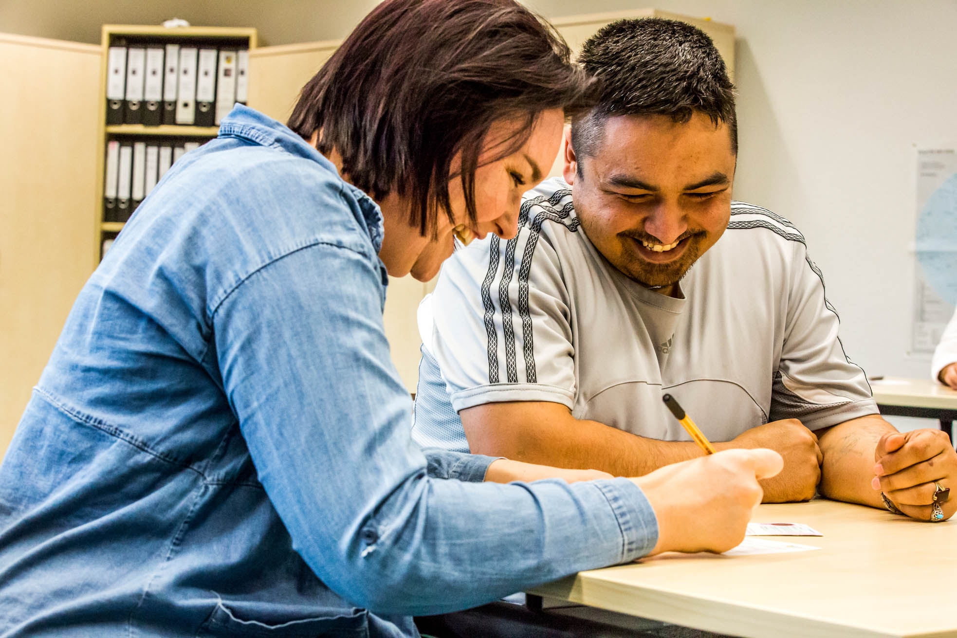 Sachbearbeiterin Flüchtlingsstelle spricht mit einem Kunden