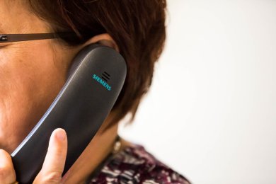 Telefonieren Eine Frau ist am telefonieren.