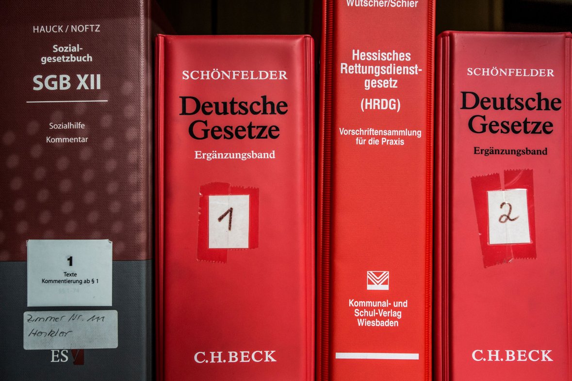 Mehrere Bände Gesetzessammlungen