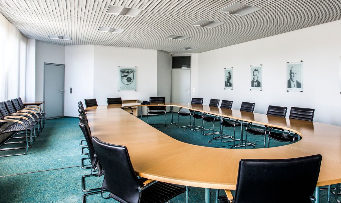 Ovale geschlossene Tischanordnung mit Stühlen