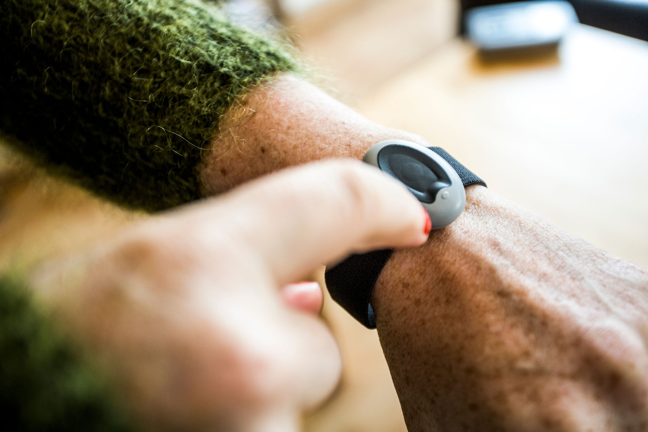 Leitstelle rechter Zeigefinger deutet auf eine Uhr