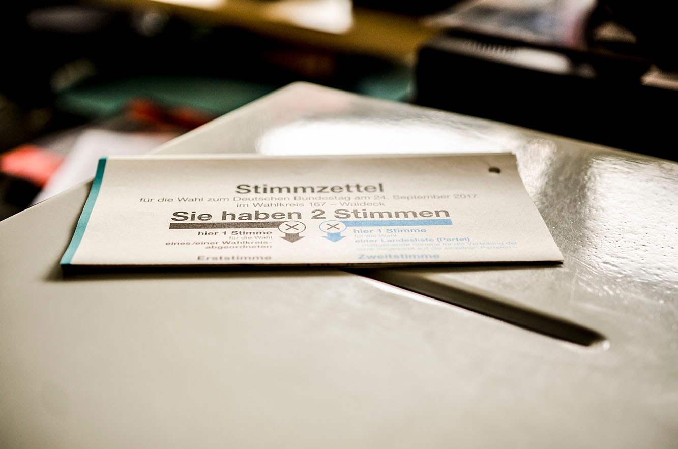 Wahlzettel liegt auf einer Wahlurne
