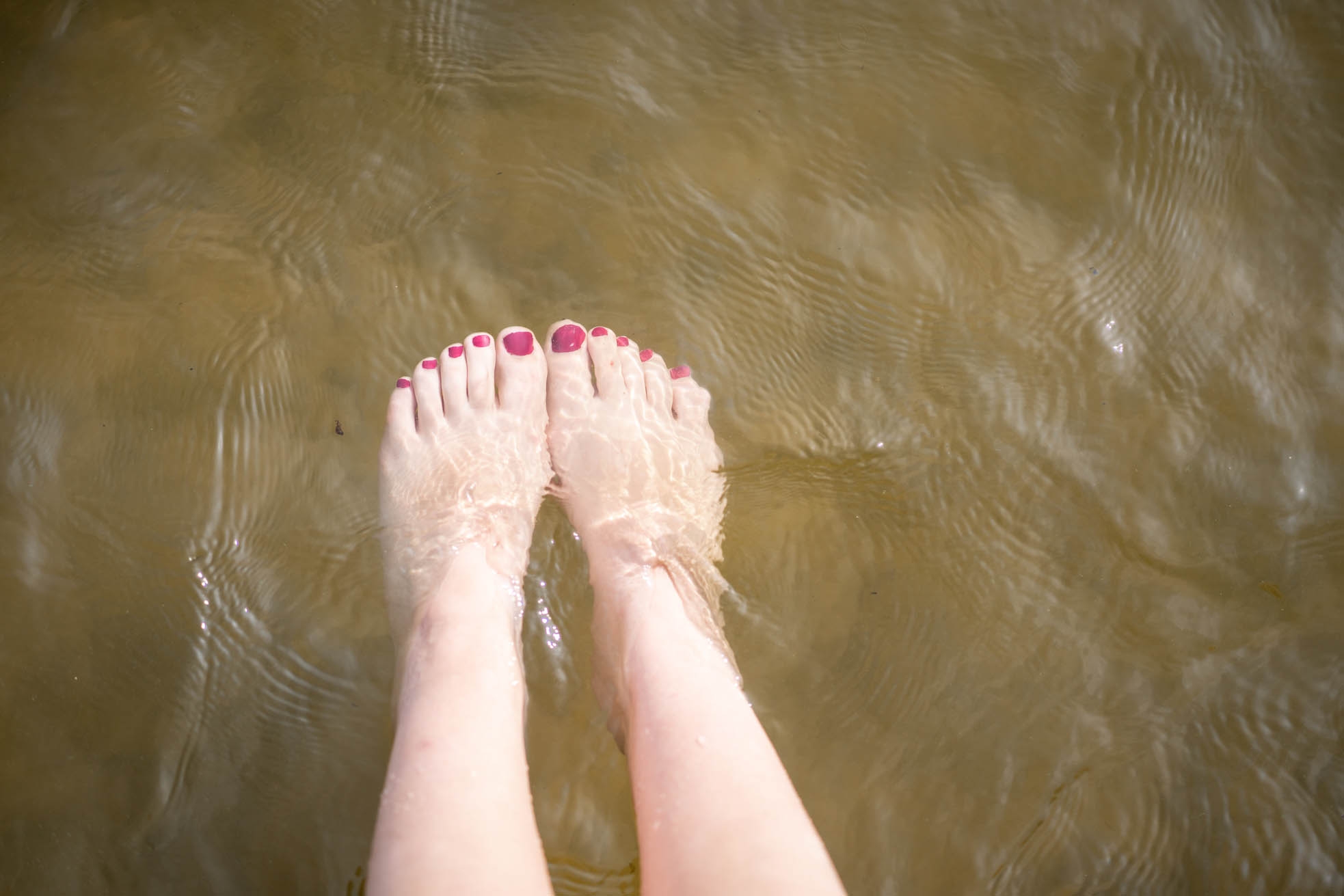 Strandband Twistesee Nackte Füße über einer Wasserfläche