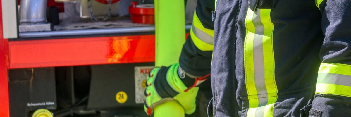 Mann in Feuerwehruniform in einer Feuerwache