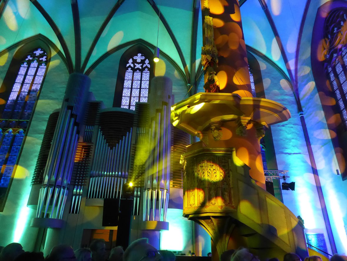 Klangkirche Hessentag Grün, blau und gelb beleuchtete Orgel in einer gotischen Hallenkirche