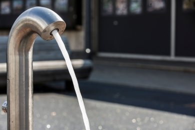 Bad Wildungen Wasserstrahl kommt aus einem Brunnen-Wasserhahn