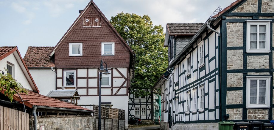 schmale Straße mit Fachwerkhäusern rechts und in der Bildmitte geradeaus