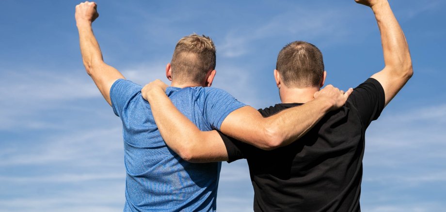 Sport Rückansicht zweier Männer in Siegerpose