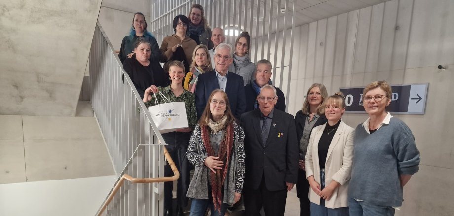 Landrat Jürgen van der Horst begrüßte die Vertreterinnen und Vertreter der UNESCO-Geoparks und der Zertifizierungsstelle zum Workshop im Rahmen ihres Besuchs im heimischen Geopark GrenzWelten.