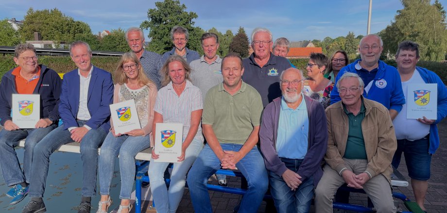 Landrat Jürgen van der Horst zusammen mit den Vertreterinnen und Vertretern der ehrenamtlichen Schwimmbadvereine bei der Übergabe der Förderbescheide.