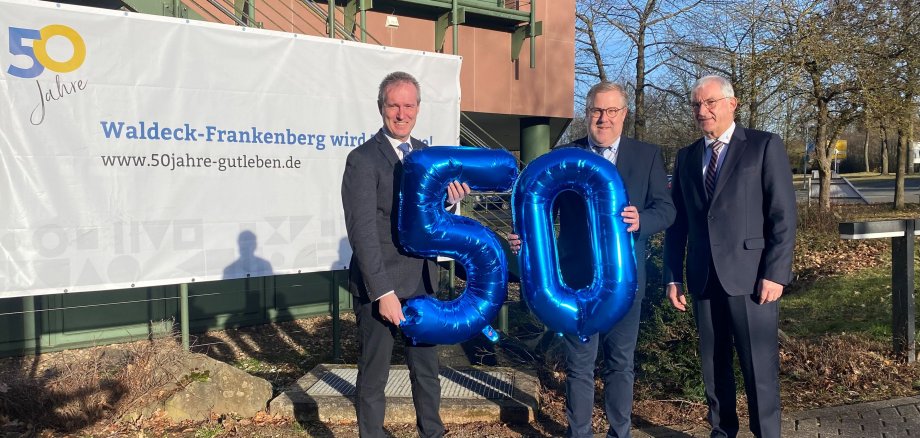 Ortsvorsteher Hartmut Fischer, Landrat Jürgen van der Horst, Silke Tielke vom Geopark, Bürgermeister Hendrik Vahle und stellvertretender Ortsvorsteher Hans-Georg Fischer vor der Hollenkammer auf dem neuen GeoPfad bei Lütersheim. Foto: Landkreis Waldeck-Frankenberg