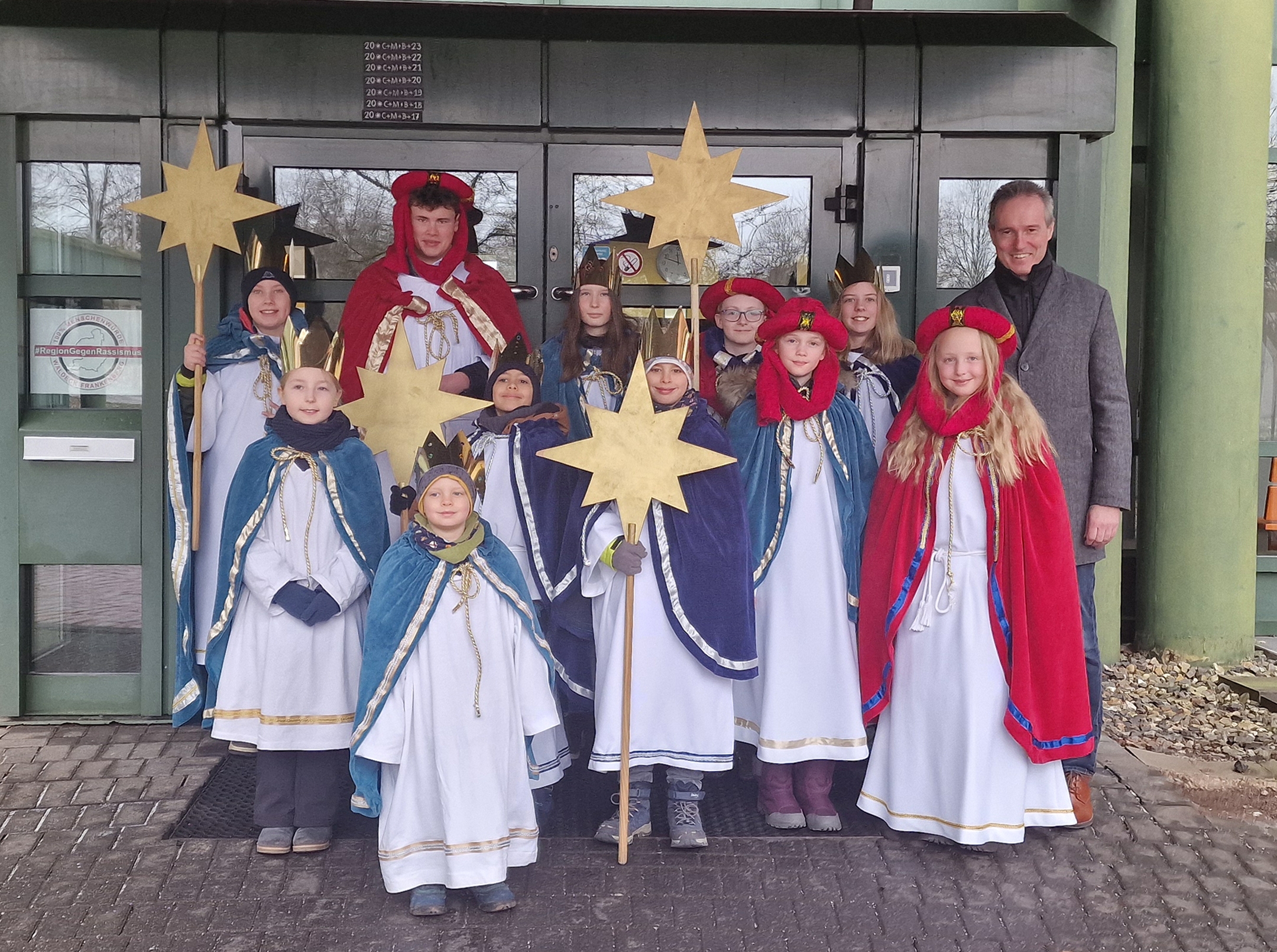 Ortsvorsteher Hartmut Fischer, Landrat Jürgen van der Horst, Silke Tielke vom Geopark, Bürgermeister Hendrik Vahle und stellvertretender Ortsvorsteher Hans-Georg Fischer vor der Hollenkammer auf dem neuen GeoPfad bei Lütersheim. Foto: Landkreis Waldeck-Frankenberg