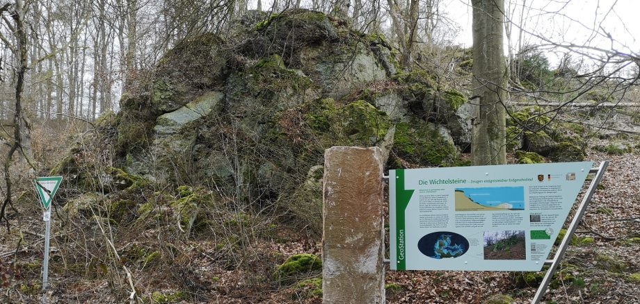 Ortsvorsteher Hartmut Fischer, Landrat Jürgen van der Horst, Silke Tielke vom Geopark, Bürgermeister Hendrik Vahle und stellvertretender Ortsvorsteher Hans-Georg Fischer vor der Hollenkammer auf dem neuen GeoPfad bei Lütersheim. Foto: Landkreis Waldeck-Frankenberg